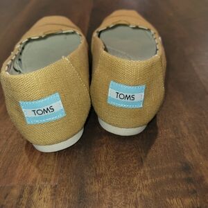 Toms Kids Slippers in Tan with Blue Label